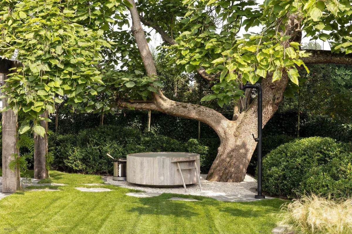 比利时 60 年代老房现代风翻新，设计师巧妙融合自然元素-14