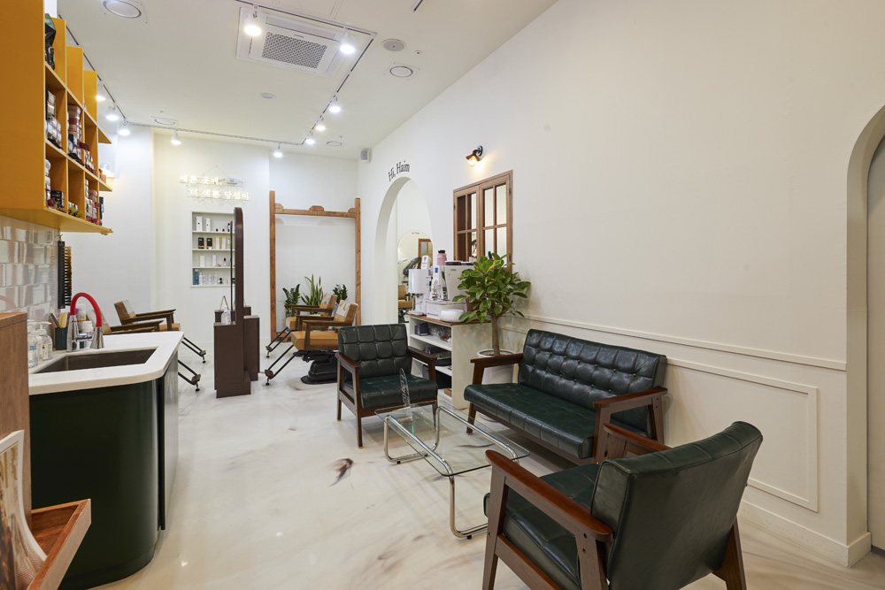 简约时尚的 24 平米美妆店设计-5