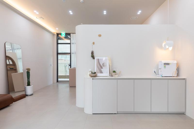 20 平米极简现代美妆店设计-9