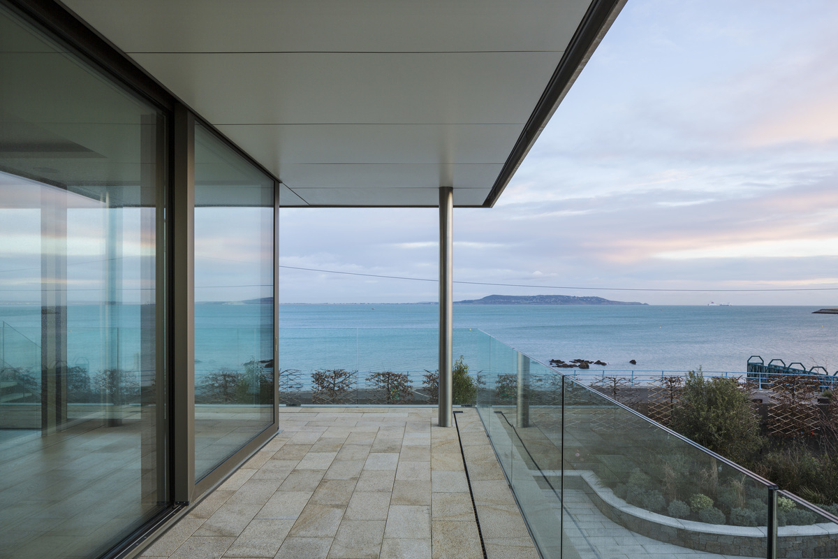 都柏林海滨现代别墅 | 致敬历史的透明重构-38