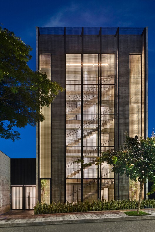 巴西 Bento 公寓建筑 | 简约结构与自然材料的完美融合-12