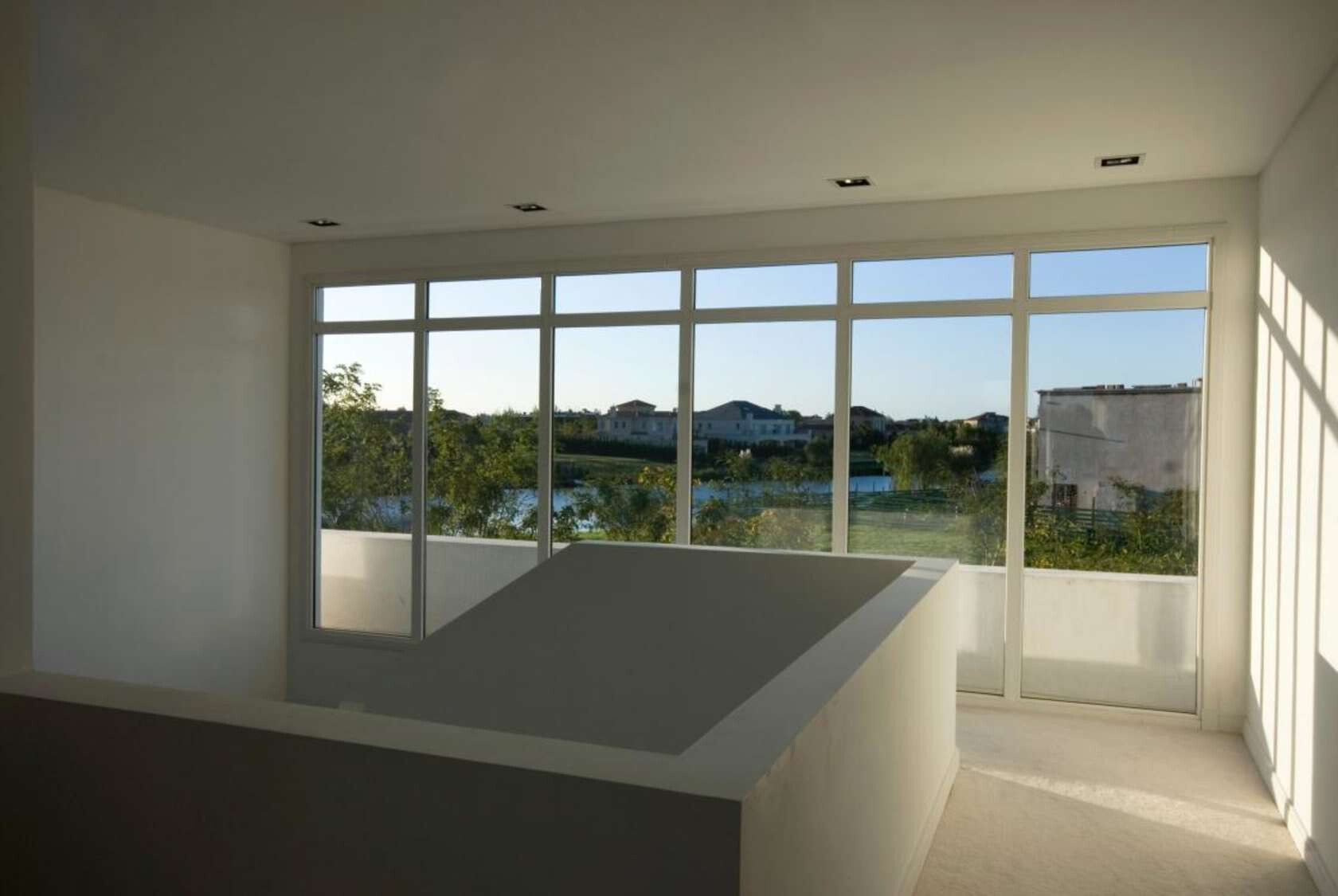 单色调湖畔别墅-15