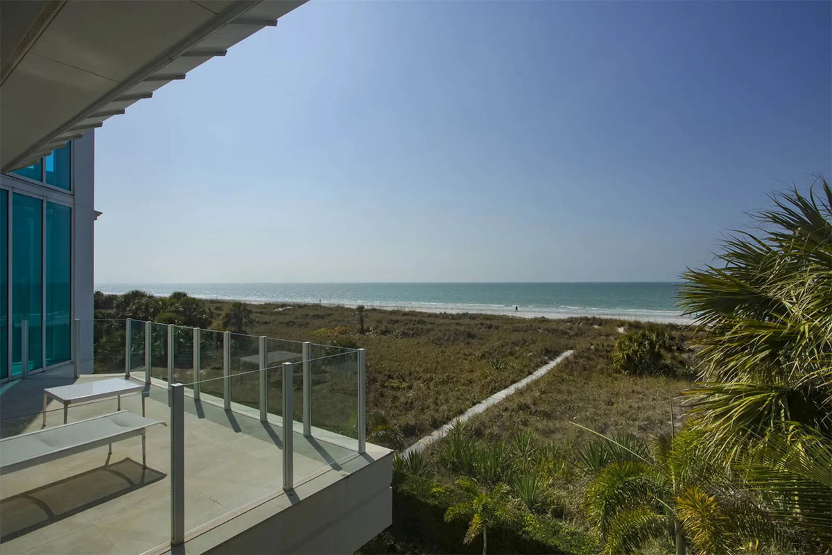 佛罗里达海滨带玻璃电梯和楼梯的豪华住宅丨乌拉圭佛罗里达丨建筑师迈克尔·戴德莫尔-13