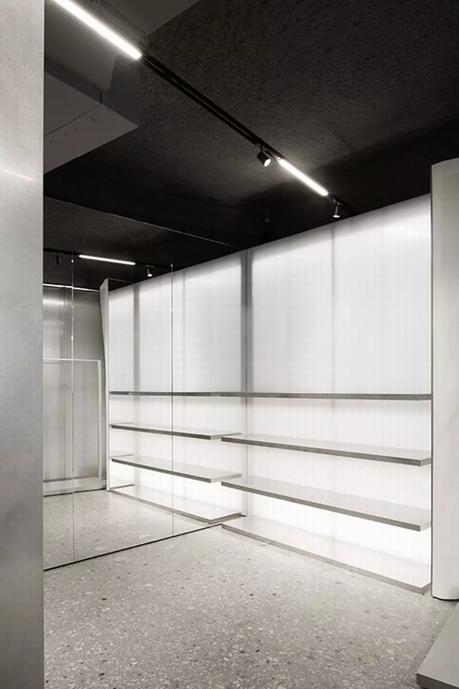 “男孩不哭”巴黎男士时尚精品店设计，提供男士时装、设计、书籍和艺术 - 米尚丽零售设计网 MISUNLY- 美好品牌店铺空间发现者-10