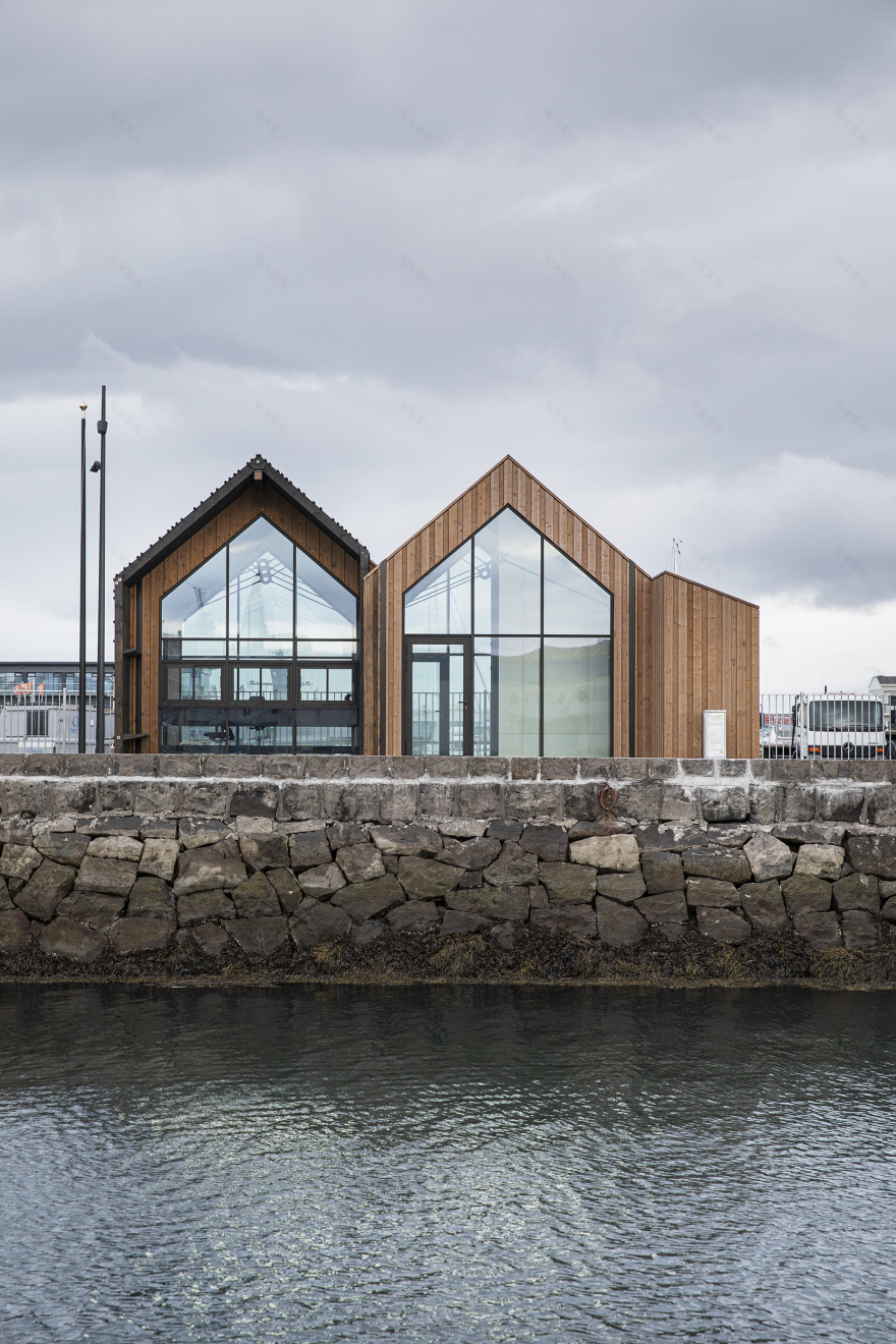 雷克雅未克旧港六座木屋办公室设计丨Yrki architects-17
