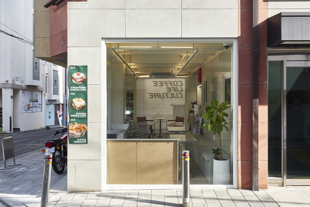 13 平卡佩特里尔的极简咖啡厅设计-4