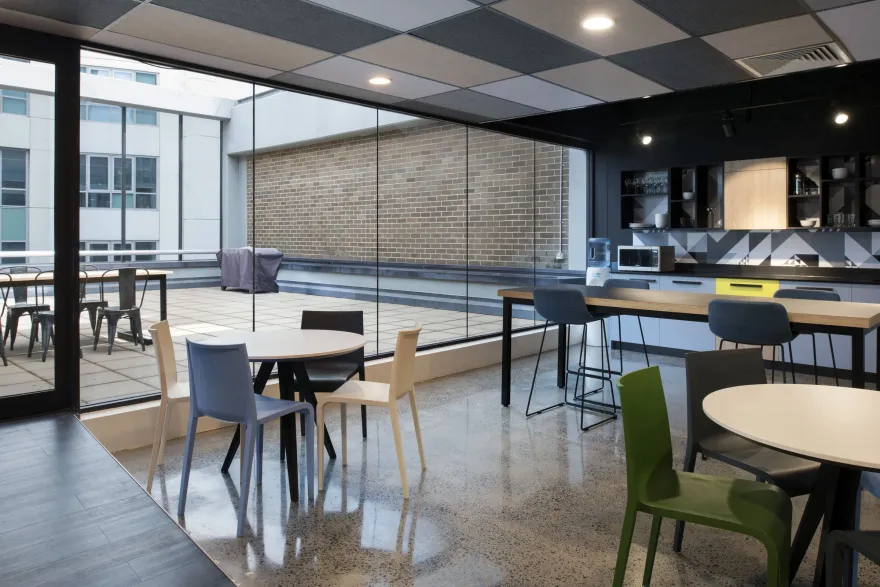 全球 70 个办公室的统一设计风格-23