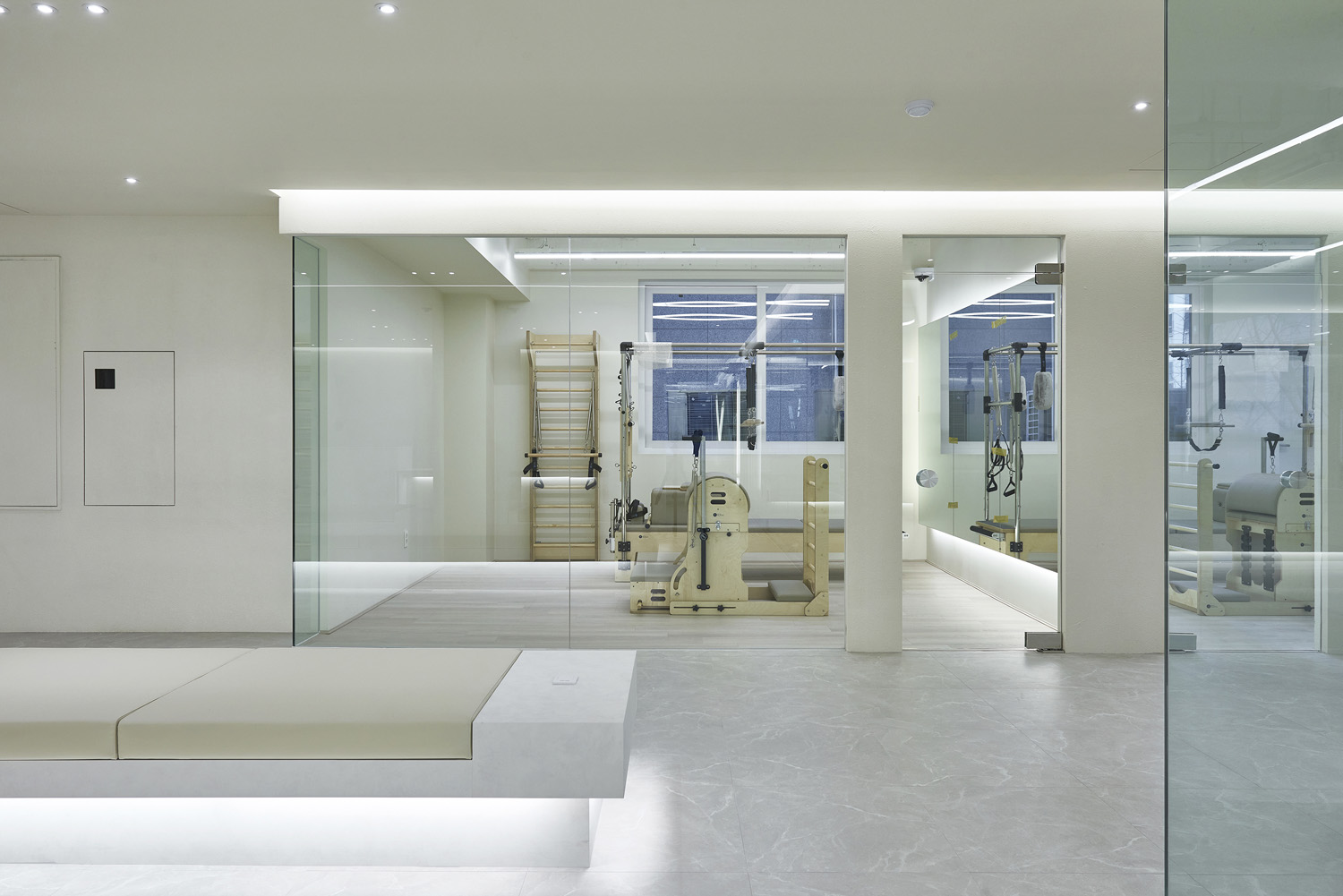 白色典雅，140 平米办公室与公寓的精致设计-6