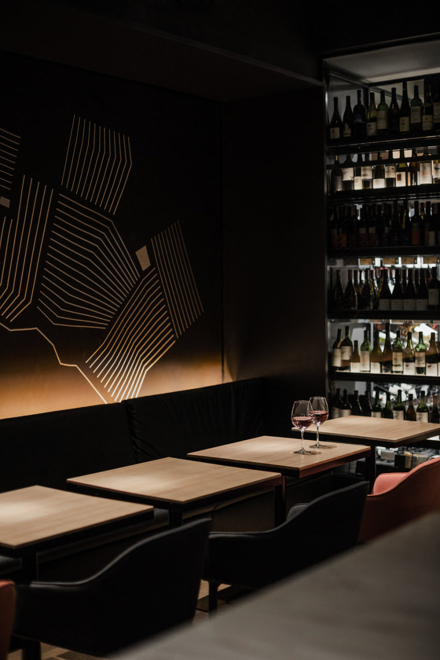 玻璃墙隔绝繁忙,温暖灯光映照品酒空间-12