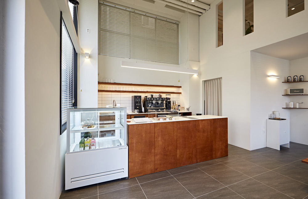 28 平极简双层咖啡馆，展现白色与木纹之美-4