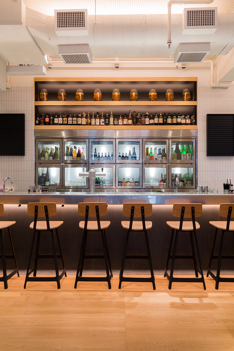 香港 Yardbird 餐厅 现代包豪斯风格 原木与白色瓷砖的完美融合-7