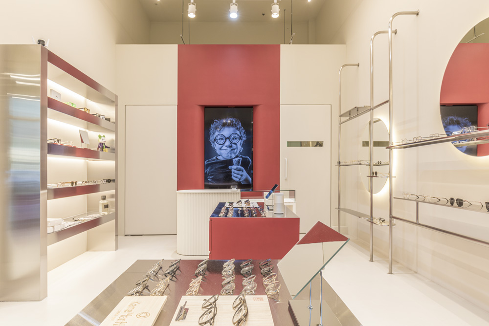 色彩点睛的 12 平米潮流眼镜店设计-10