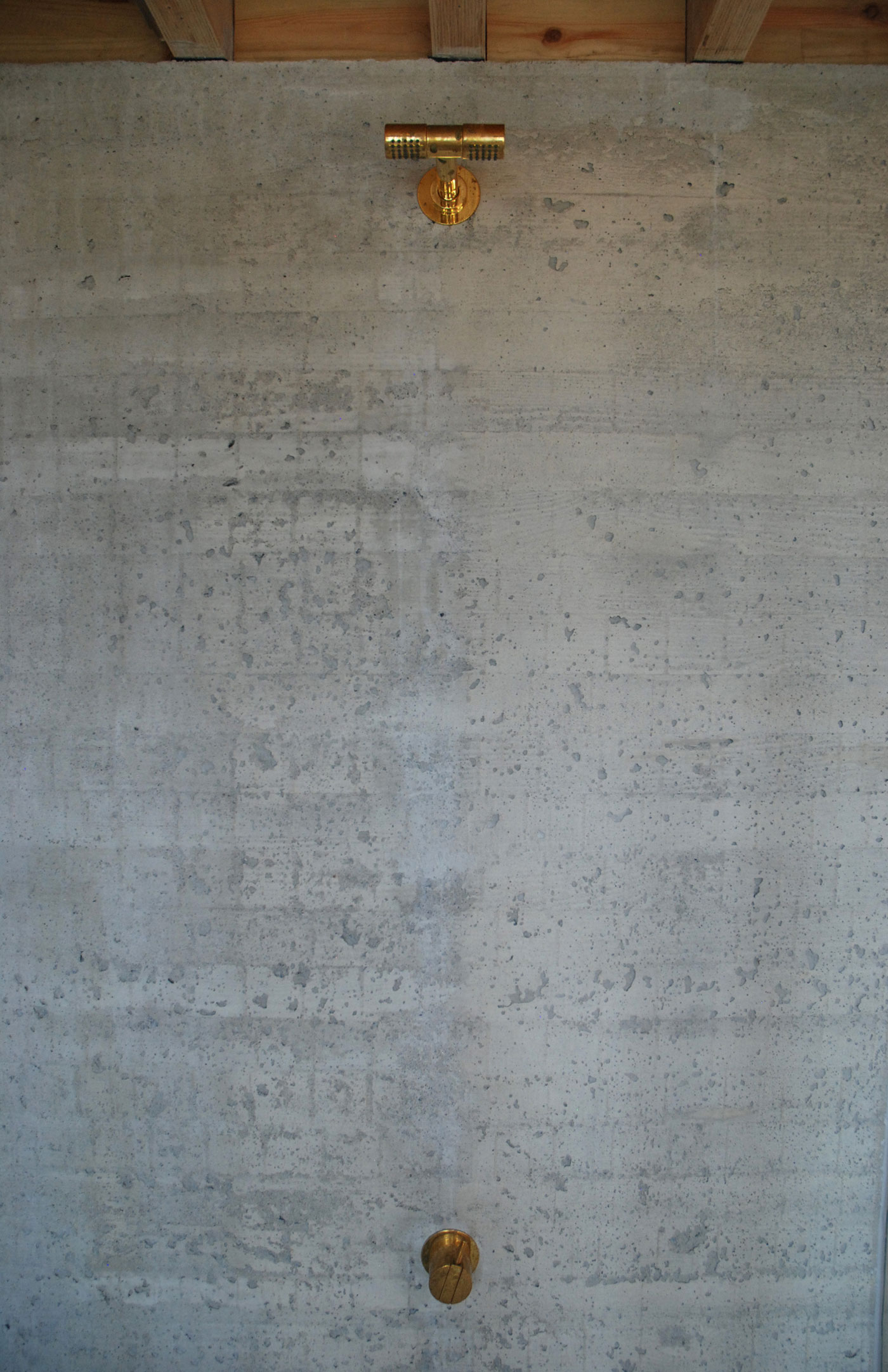 挪威伦德·哈吉姆设计“玻璃墙之光”住宅，融入拉维克崎岖地貌-34