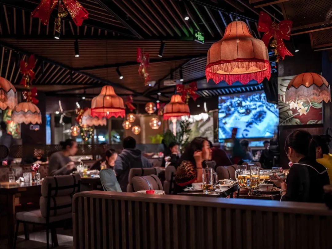 东南亚风情融入酒吧餐厅设计,POETS·Thai 引领社交新潮流-13