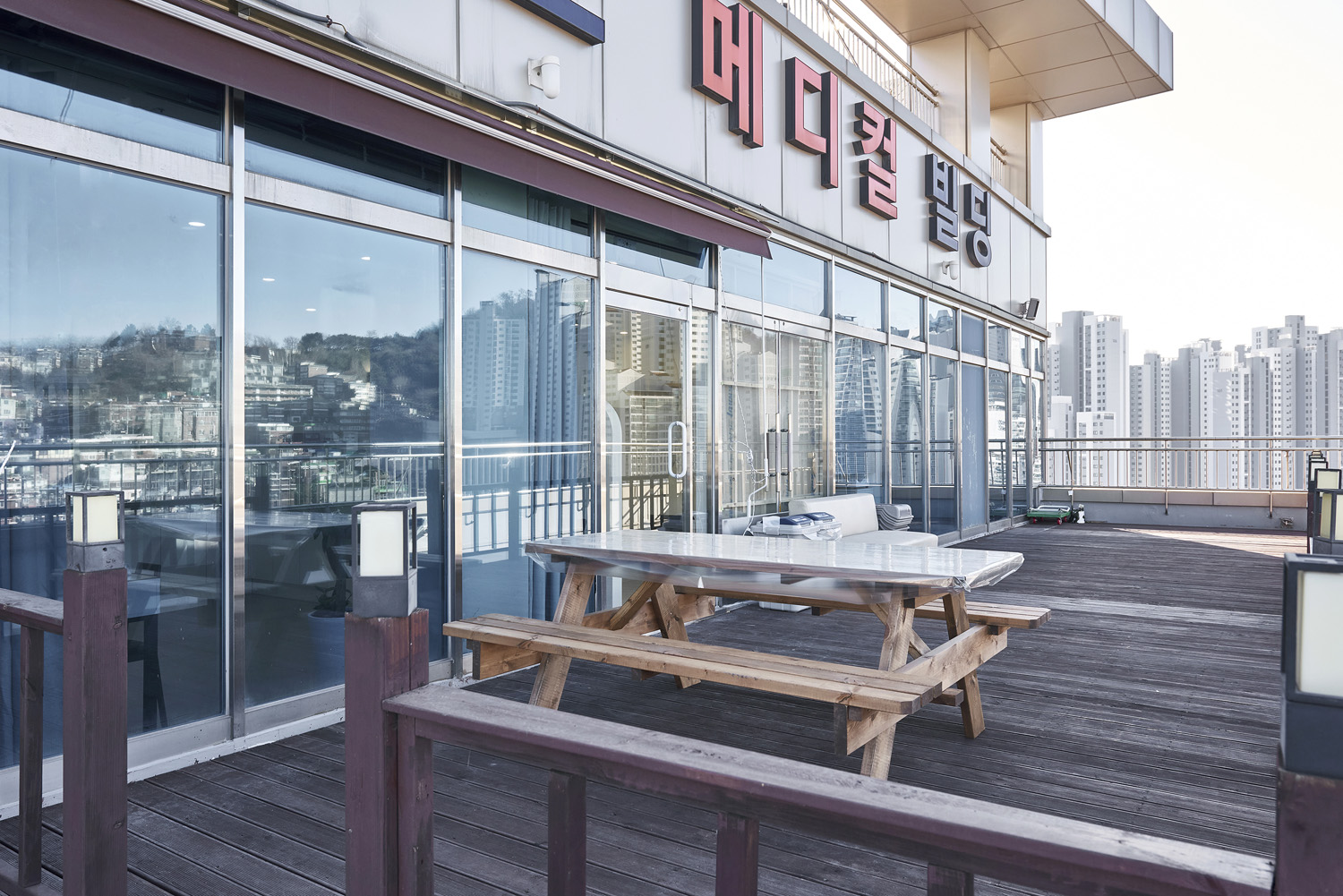 22 平米极简卧室，白色调的完美运用-17