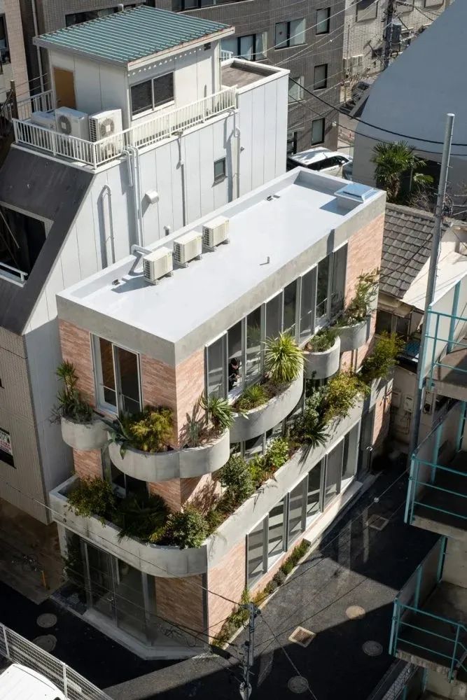 东京红砖双办公楼，绿色与空间的艺术融合-13