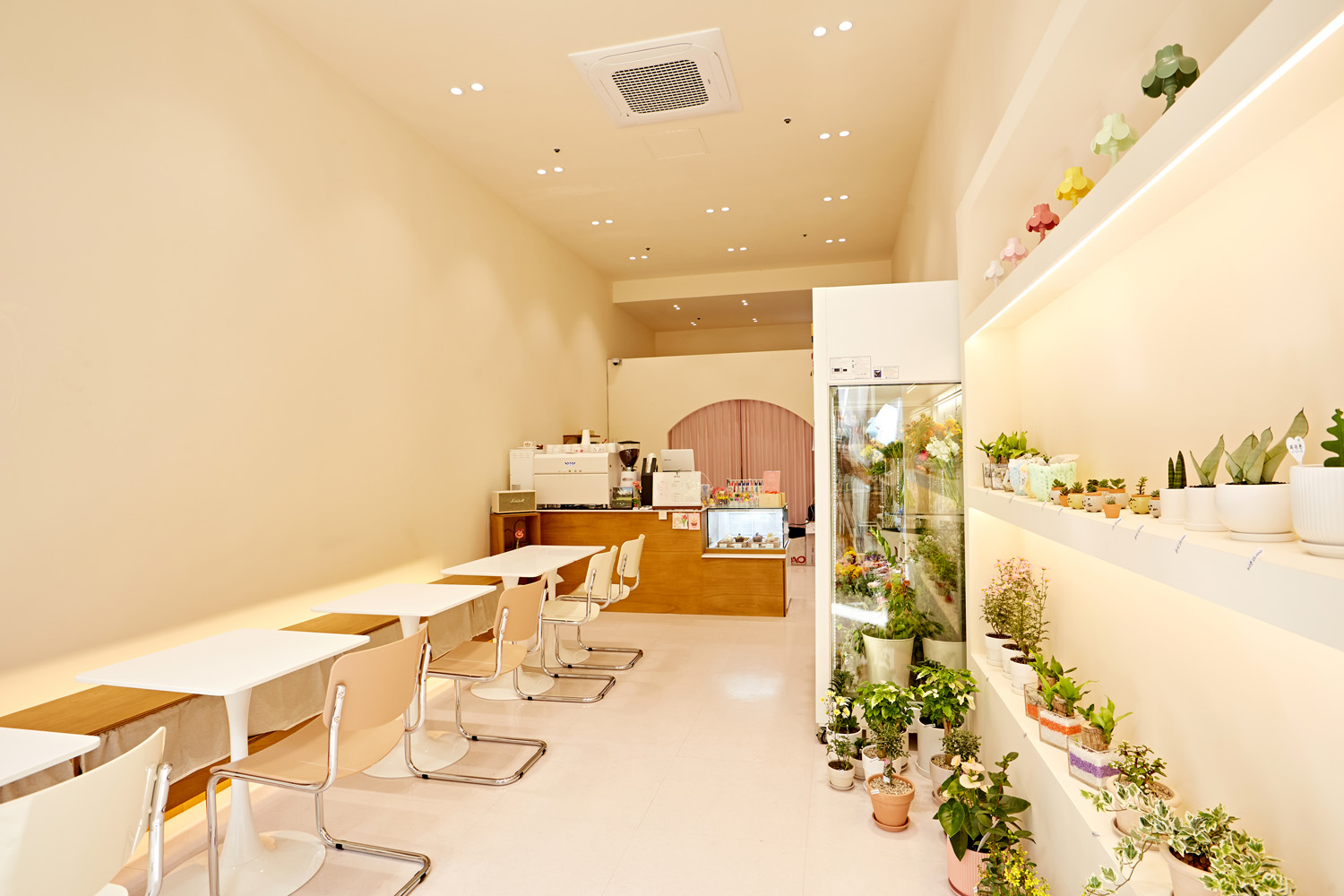 白色与木色交融，14 平极简卧室设计-5