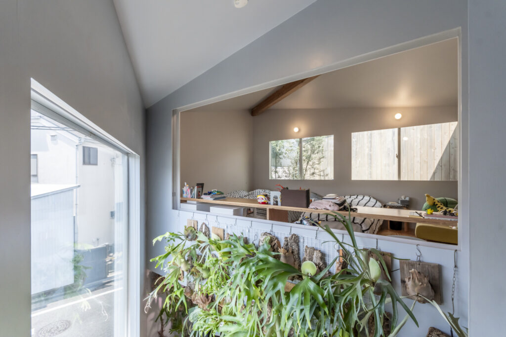 多くの緑とともに暮らす飽きの来ない家　ゆるやかにつながる空間と大きな開口でのびのびと暮らす | Architecture | 100%LiFE-5