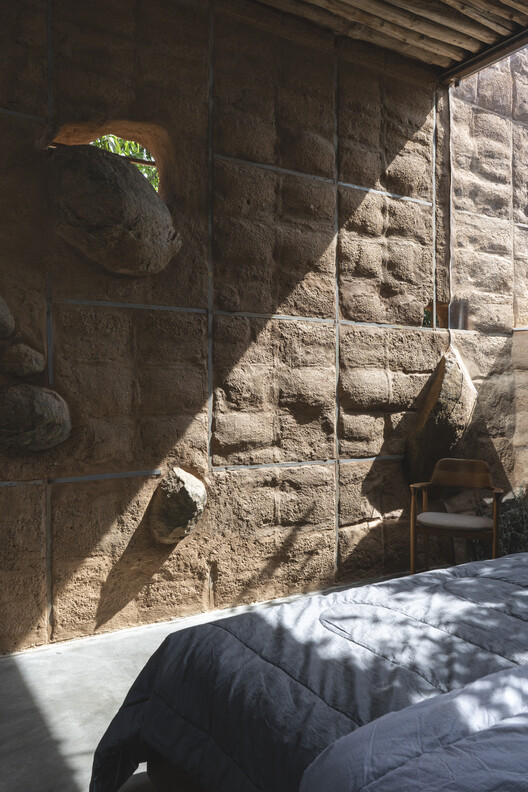 隐于印度荒野的生态友好石墙别墅丨Mitti-31