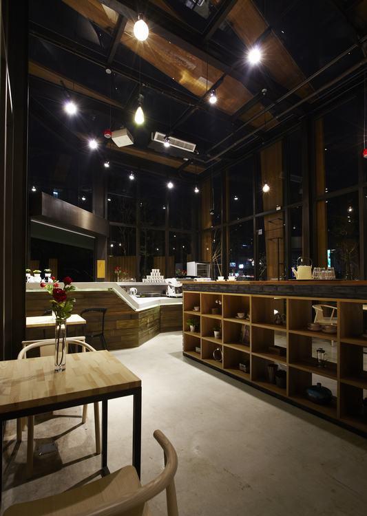 绿建筑概念咖啡厅，简约工业风融入环境共生-20