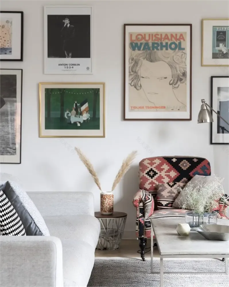 优雅双层公寓,阁楼卧室的独特魅力-2