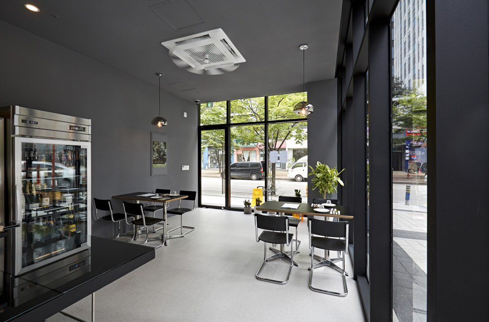 优雅极简，13 平意大利风格小空间的华丽转身-6