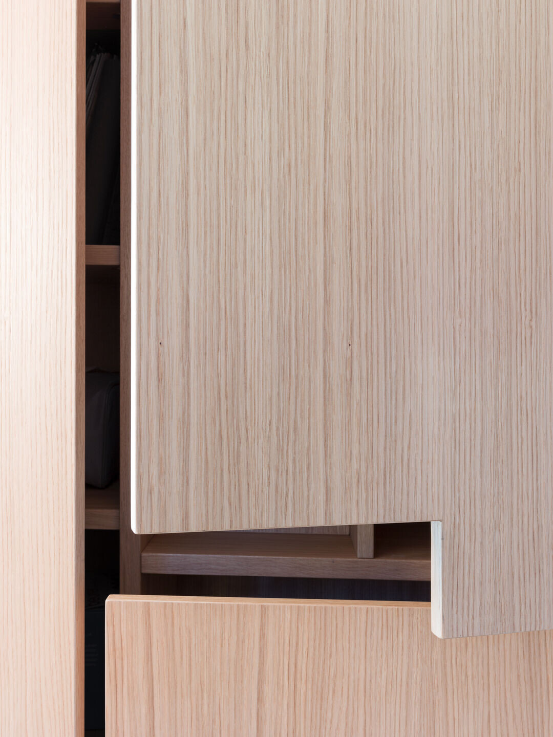 意大利 90 年代公寓转型之作，中岛家具成空间主角-12