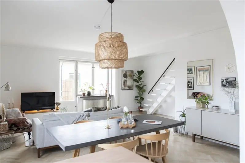 优雅双层公寓，阁楼卧室的独特魅力-5