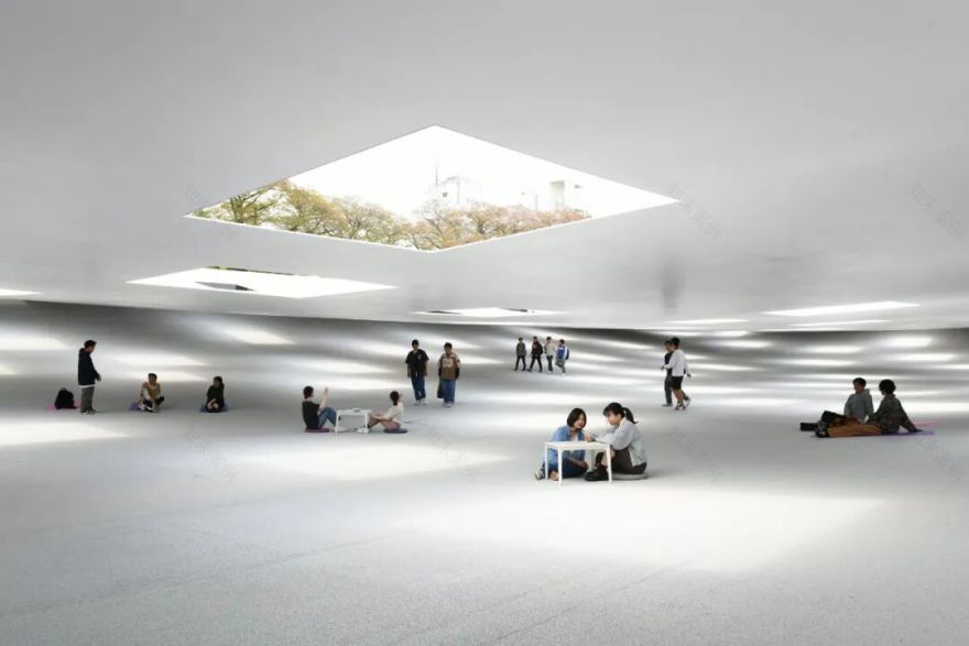 日本“最空白”建筑!无墙无柱无固定用途,59扇天窗让雨水阳光随意进出!网友:躺着发呆都变浪漫了-98
