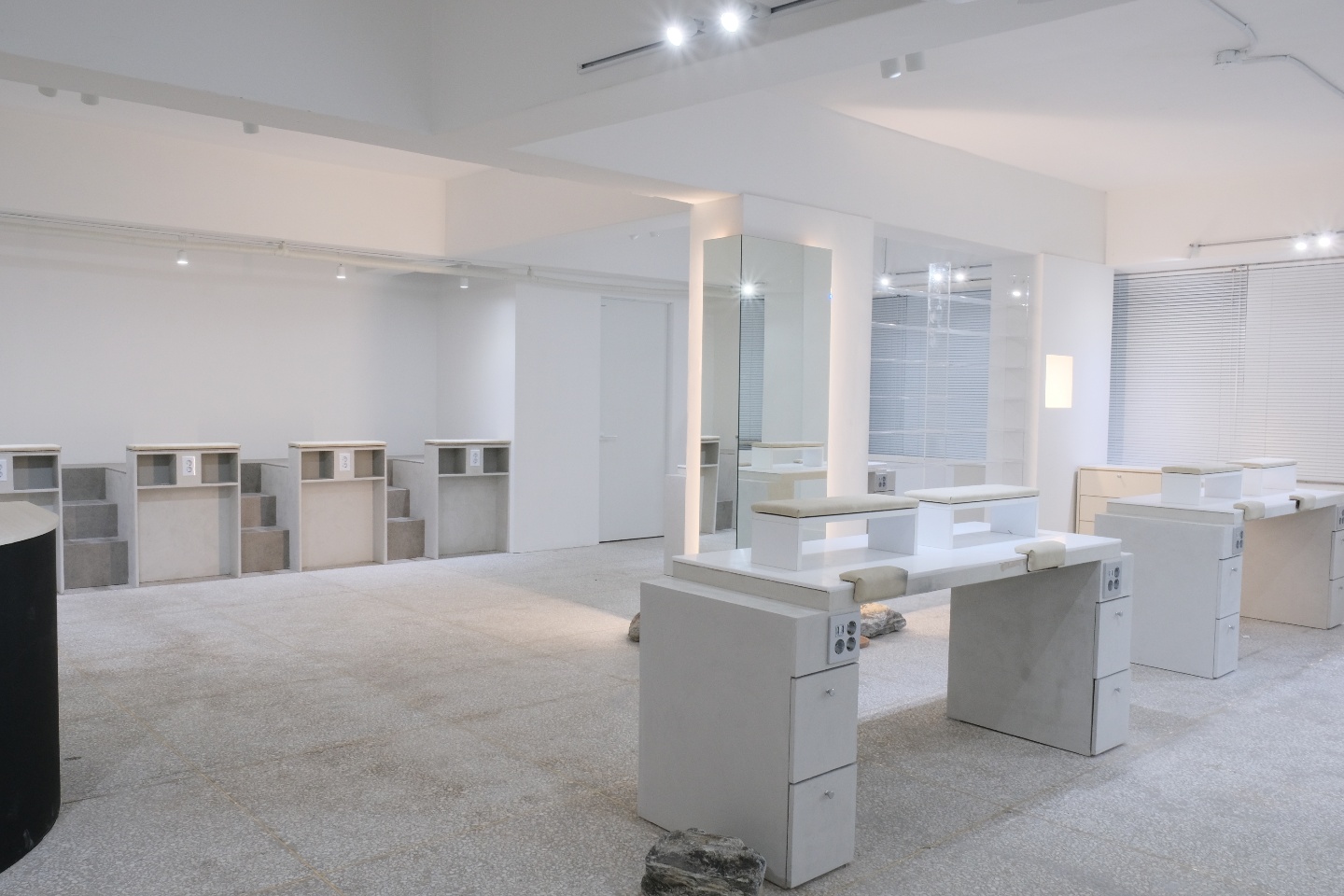 白色调高级氛围的 30 平米小户型设计-8