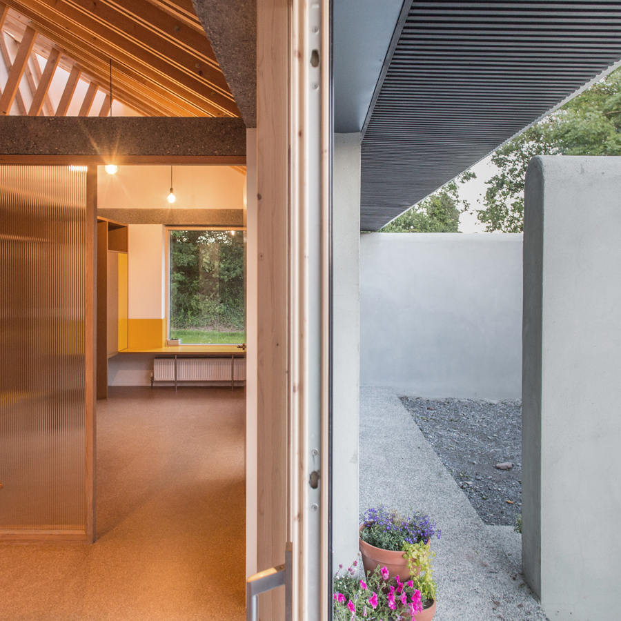 废弃郊区房变身为绿意盎然的艺术品-39