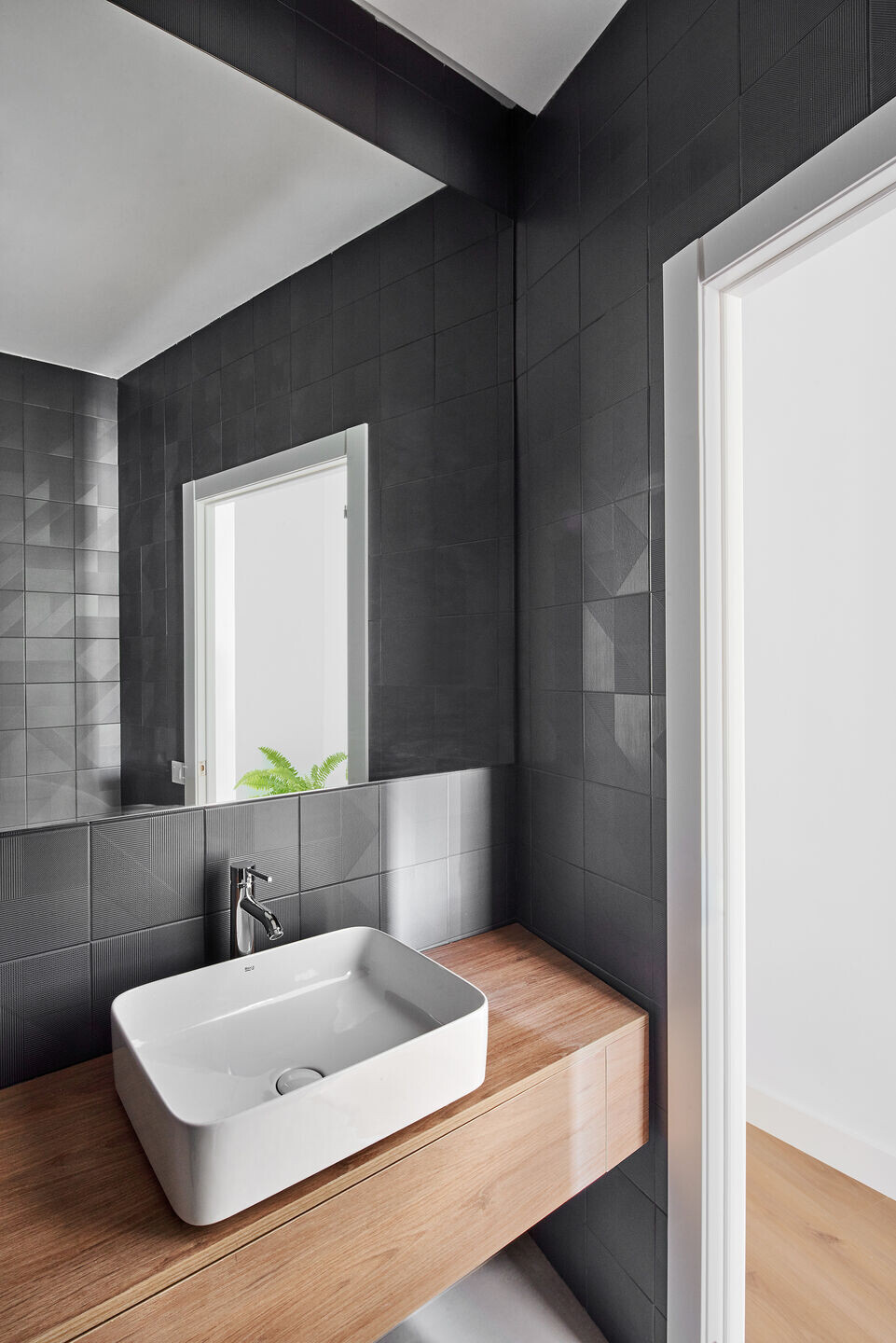 巴塞罗那二层公寓的翻新设计-10