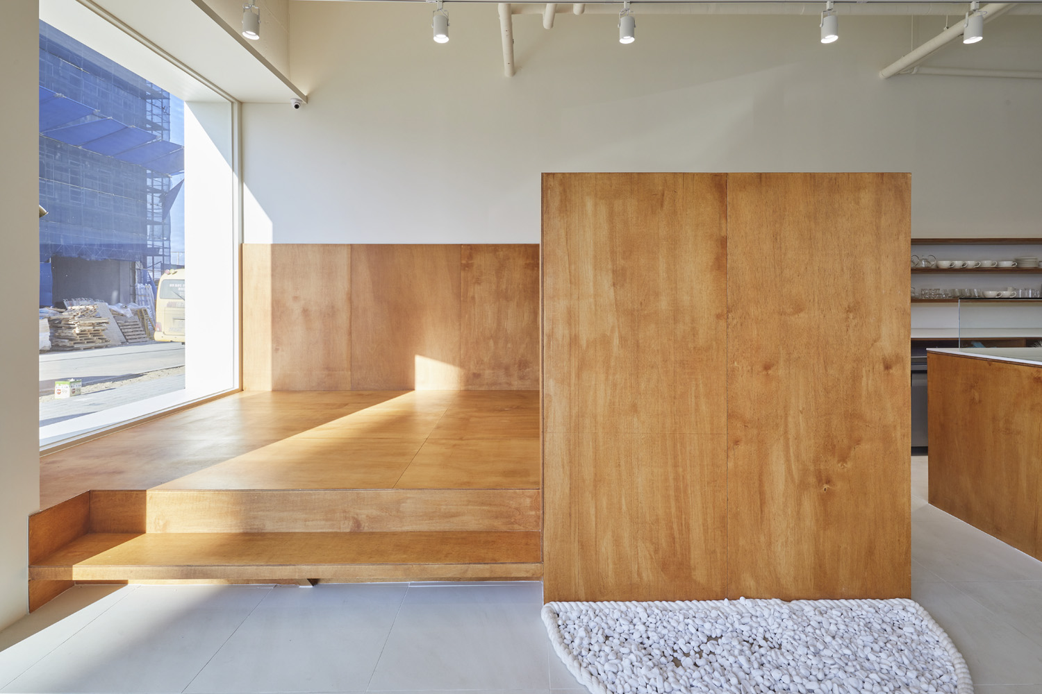 首尔 CAFÉ 4LEAF | 极简白的小清新咖啡厅设计-14