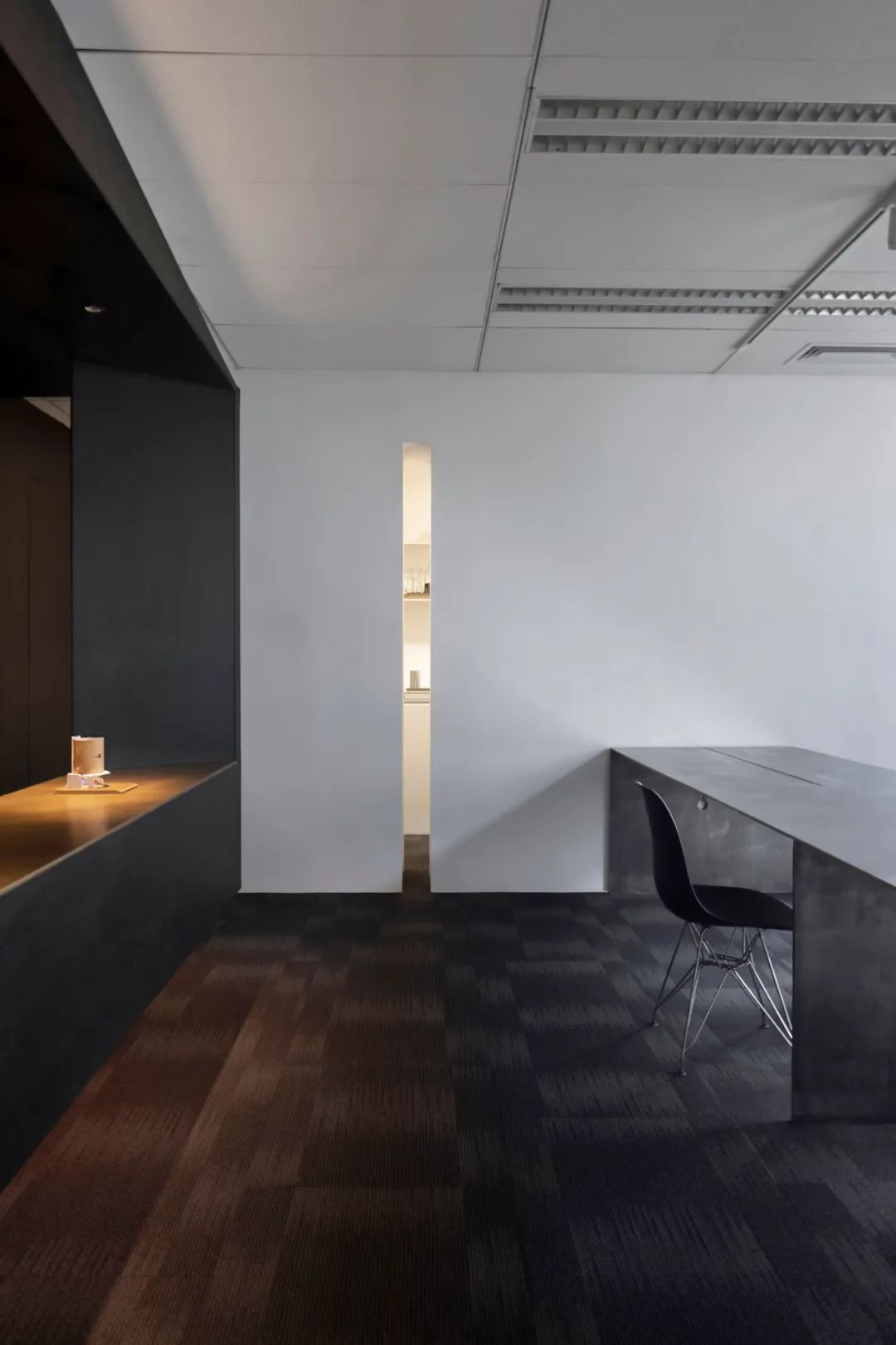 “黑亭”的无用之美,巧妙划分空间打造多功能办公环境-37