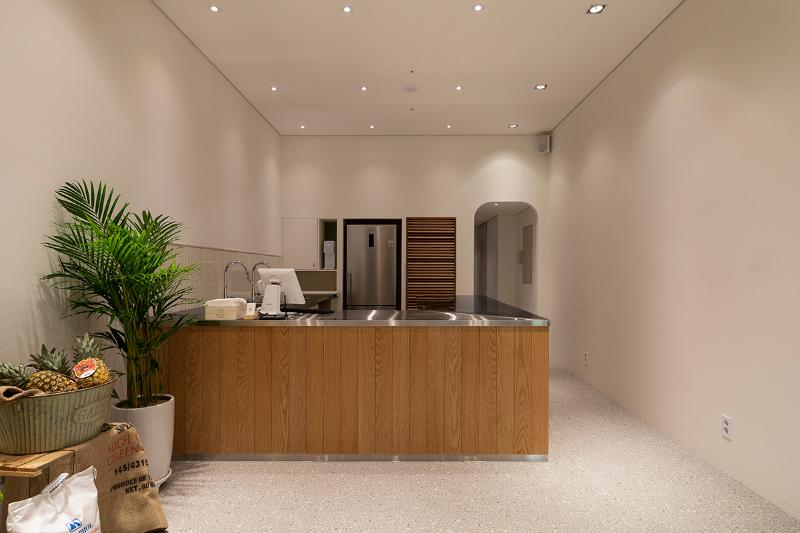 15 平水果店，极简白色与木色营造温馨氛围-2