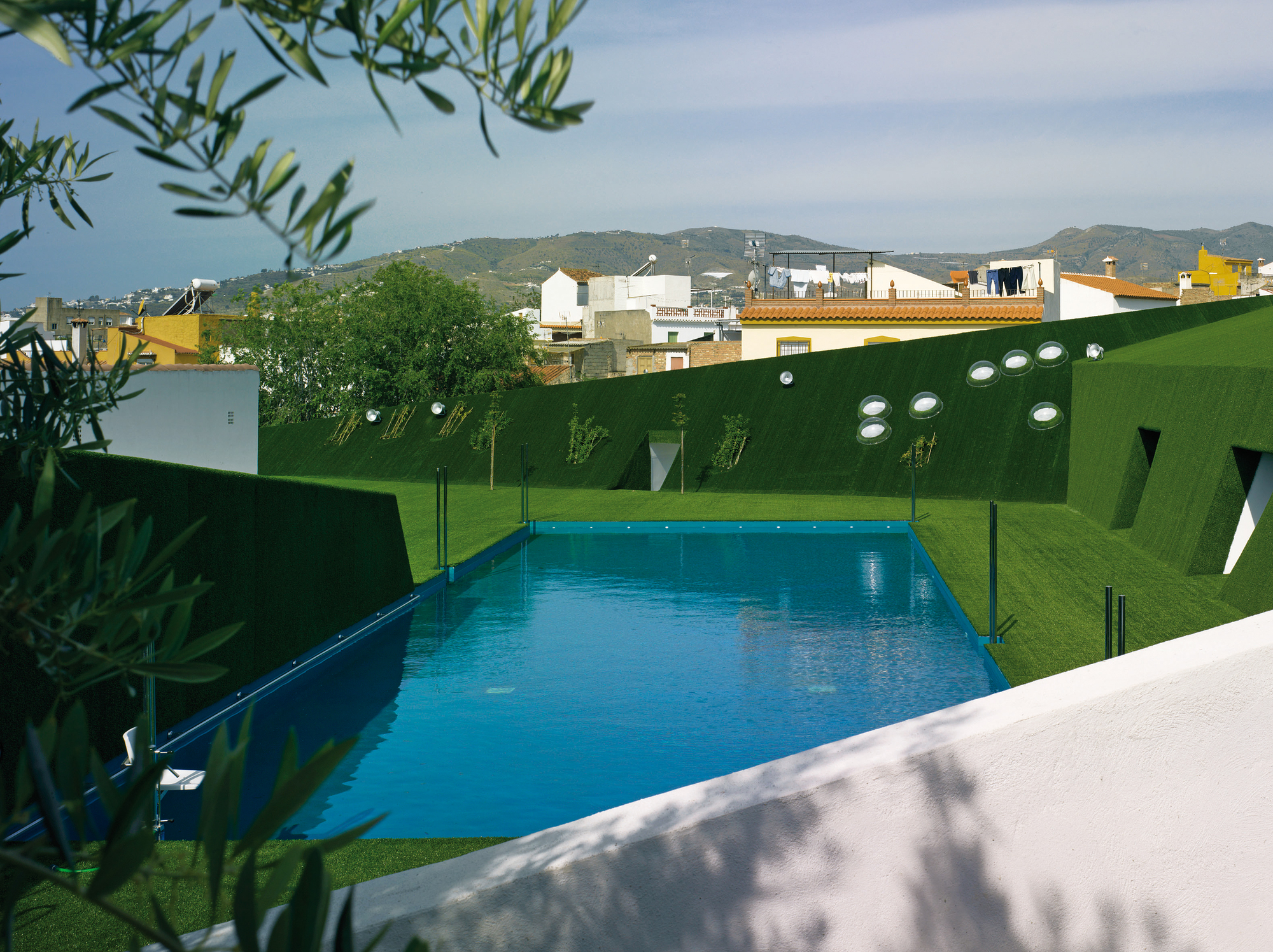Public Pool on a Urban Artificial Valley / DJ Arquitectura-37