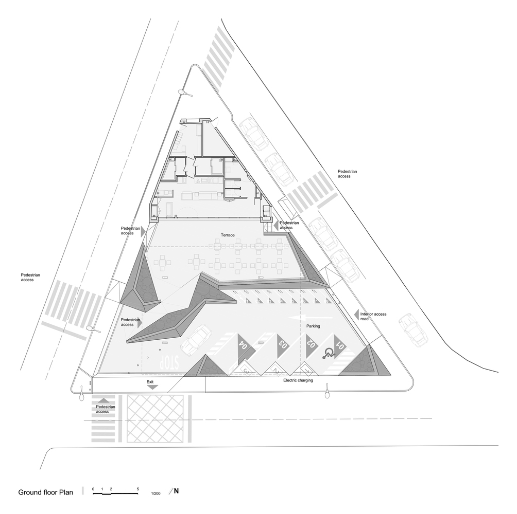 光影交织的电动汽车充电站-15