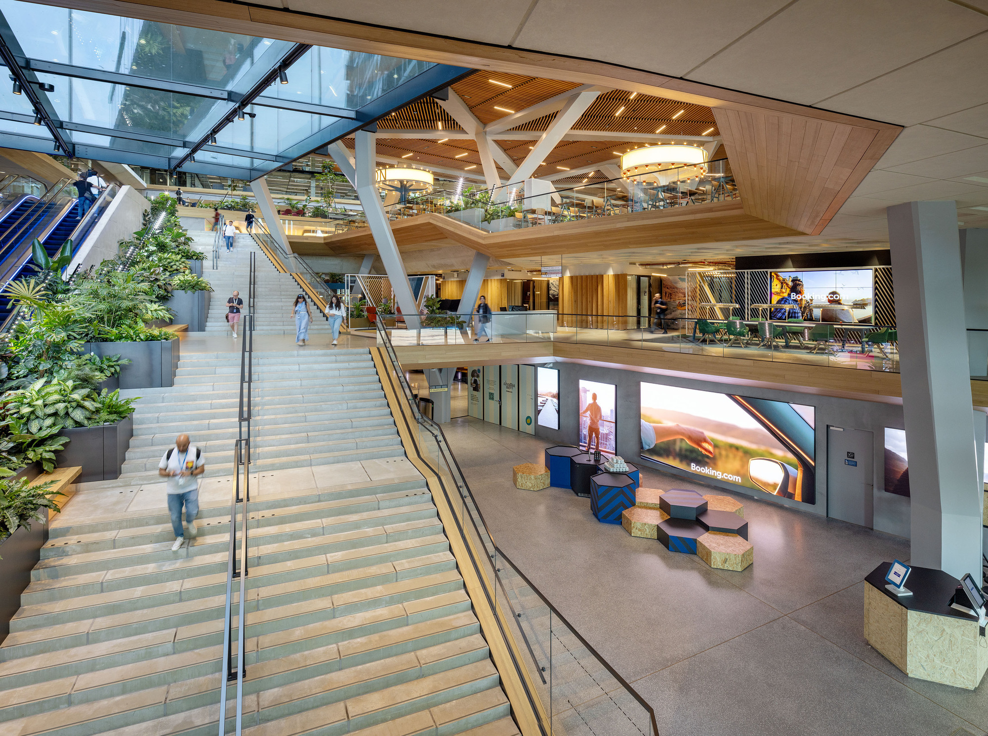 预订城市校区(的相关事务)
注:这里BOOKING理解为预订行为,CITY CAMPUS是城市校区,整体意思推测是预订与城市校区相关的事物,如场地等,但由于缺乏更多语境,只能做此宽泛翻译 丨荷兰阿姆斯特丹丨UNStudio,HofmanDujardin等多家-60