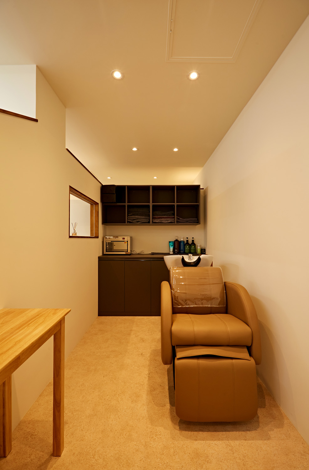 白色与木纹的极简美容室设计-16