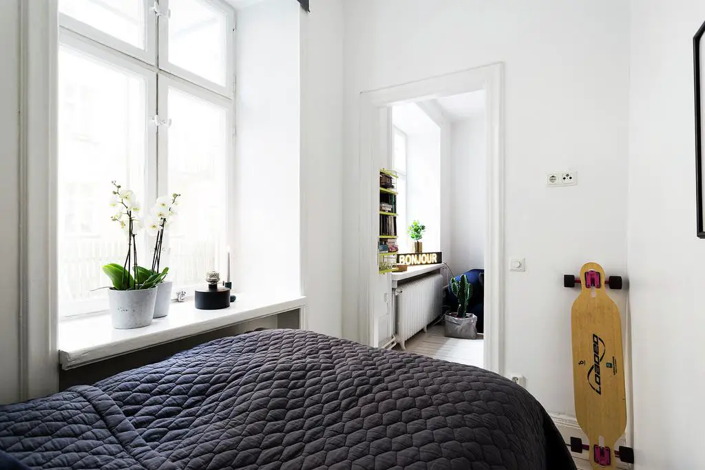 红 SMEG 厨房，温馨两居室的亮点-16