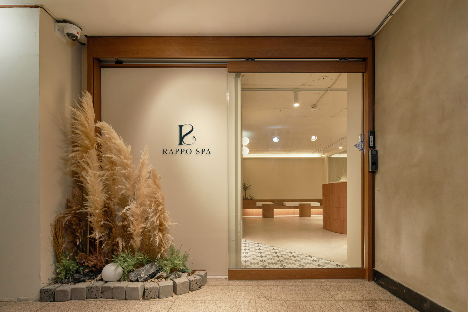 30 平米高级 SPA 店，白色与原木的精致空间-2