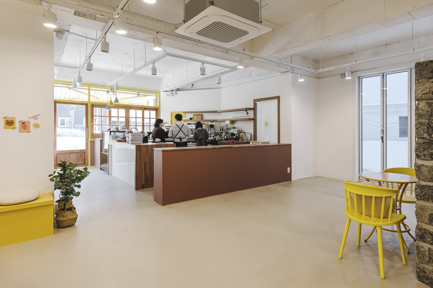 黄色亮点可爱风，20 平米甜品咖啡厅设计成本-3