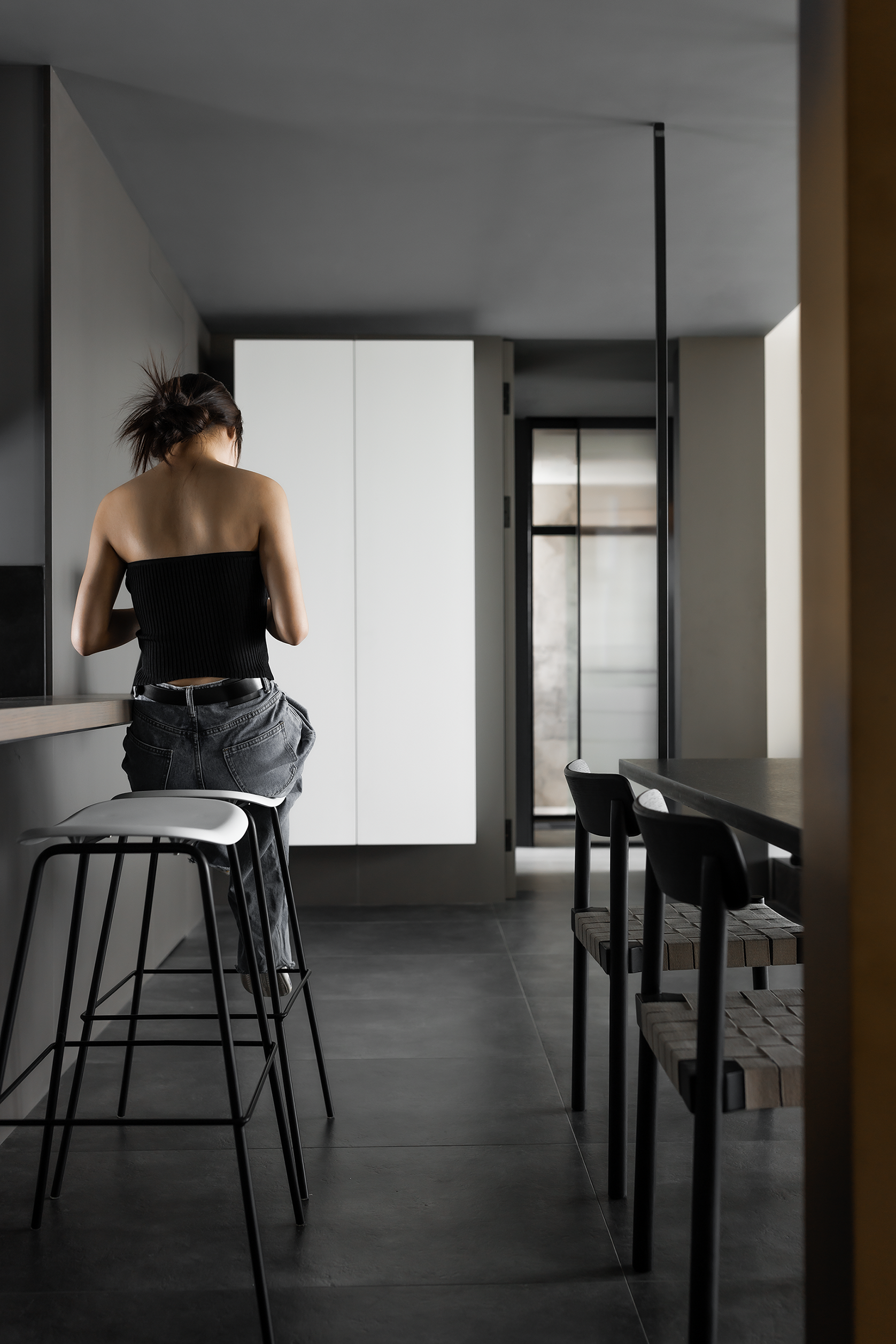 酷但“居家”,隐形收纳+“大平层”视野,无短板全能型暗调极简丨中国上海-58