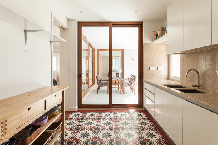 里斯本塔帕达教堂旁现代家庭住宅-11