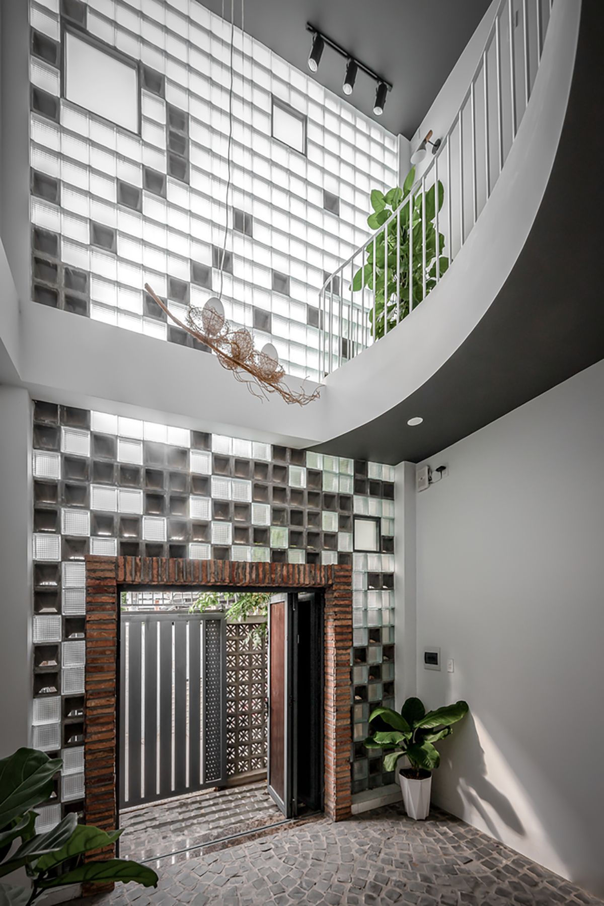 Ngôi nhà phố ấn tượng với mặt tiền bằng gạch kính | ZenVillas Vietnam-6