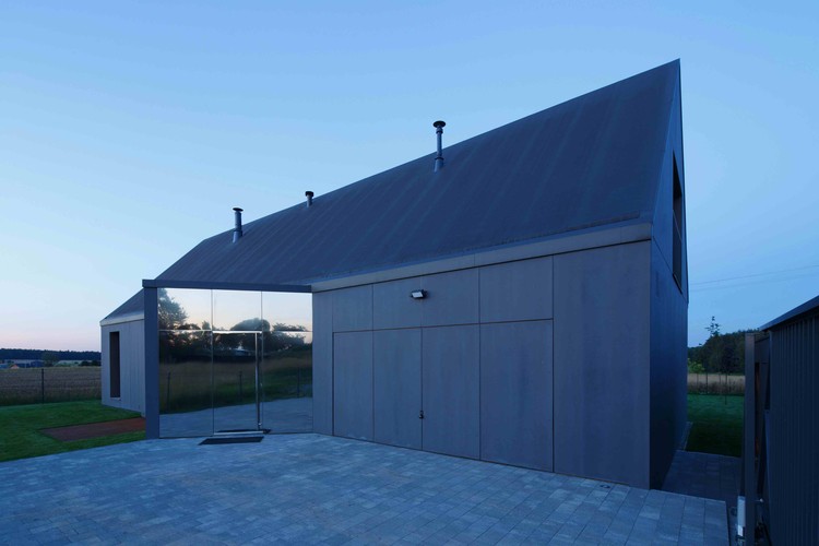 波兰提西郊区的现代农庄风格住宅-7