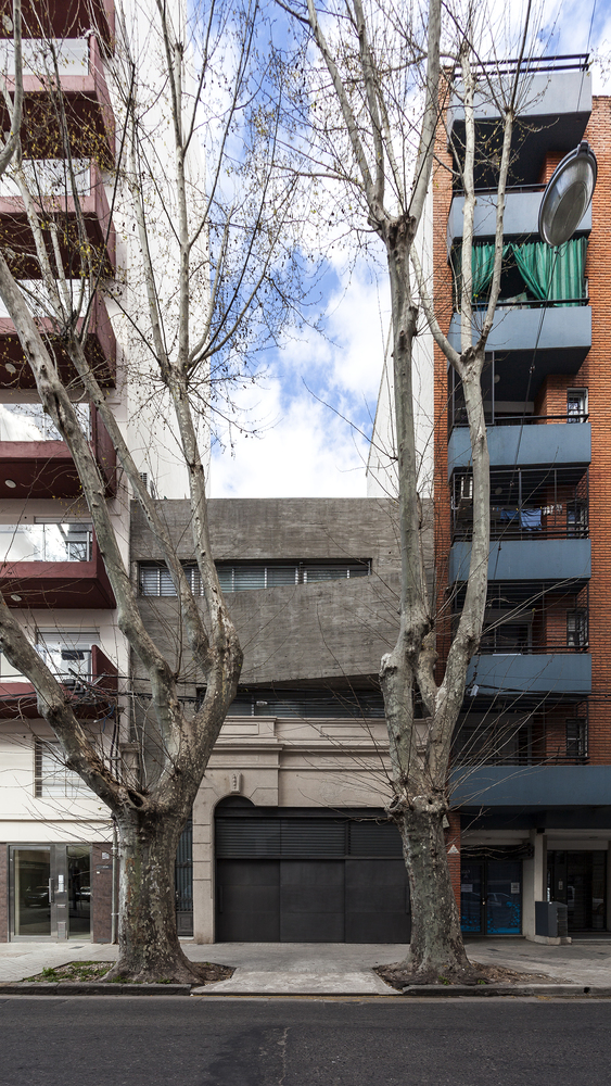 阿根廷“绿意盎然”的三层住宅设计-33