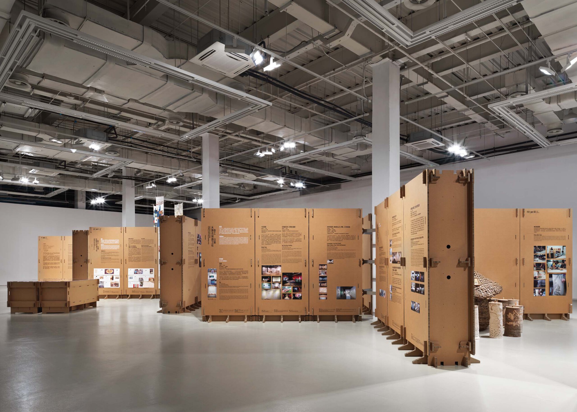 Exhibition Space Formed by Corrugated Cardboards / LUO studio-20