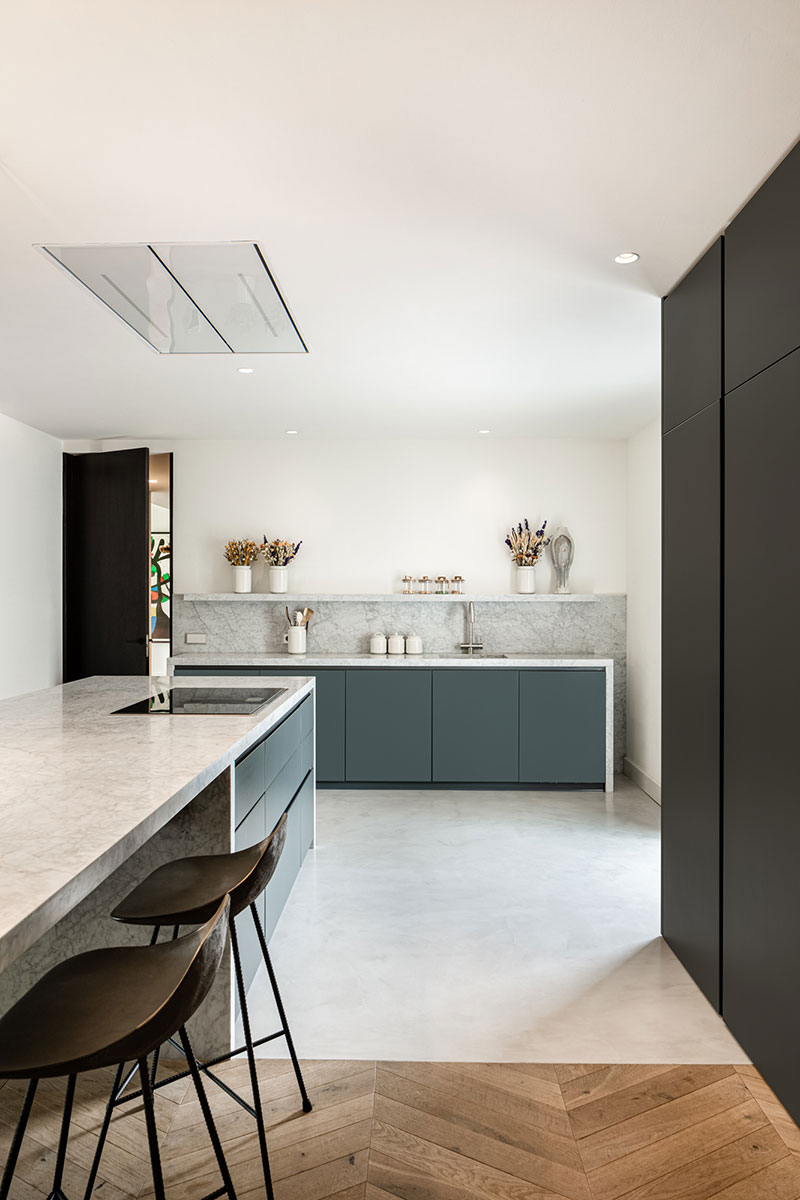 西班牙帕尔马时尚公寓 | 现代空间与艺术收藏的完美融合-10