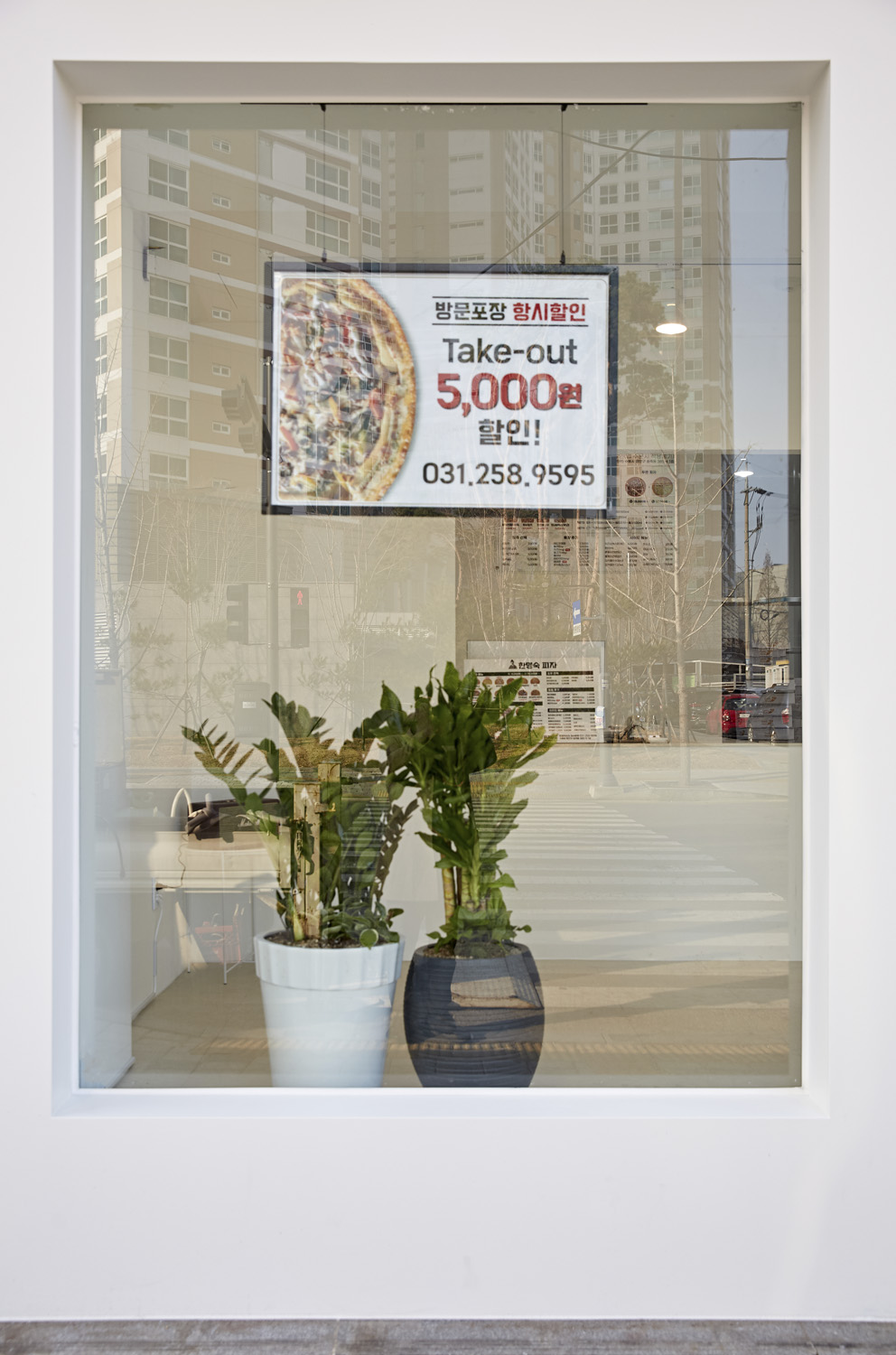 简约白色调 20 平米披萨店设计-15